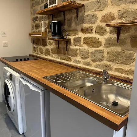 Charming Stone アパート