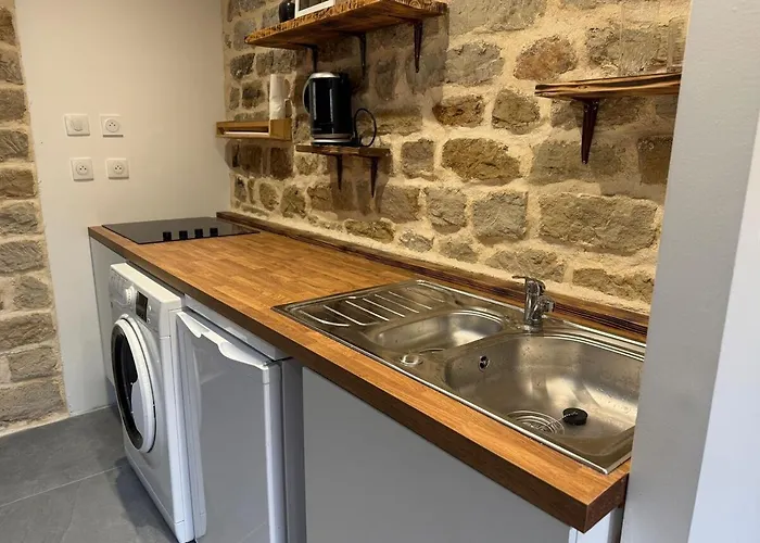 Charming Stone アパート