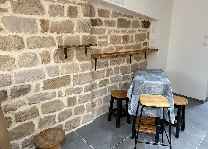 Charming Stone アパート *